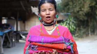 Chiang Mai, Tayland-Şubat 13, tepe kabile Kayaw yaşayan kulaklarından tünellerde ile yetişkin bir kadın portresi 2017:Video Eko Tarım tepe kabileleri köyü - Baan Tong Luang.