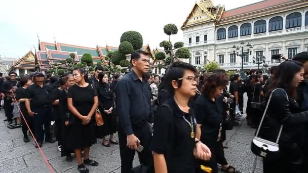 Μπανγκόκ, Ταϊλάνδη-2 Φεβρουαρίου 2017:A αποχαιρετιστήρια τελετή ο αγαπημένος βασιλιάς. Ο βασιλιάς της Ταϊλάνδης Bhumibol Adulyadej Rama Ix έχει πεθάνει σε 89-m σε χρόνο ζωής στην Μπανγκόκ. Εθνικό πένθος. Μαύρη χρονιά . — Αρχείο Βίντεο
