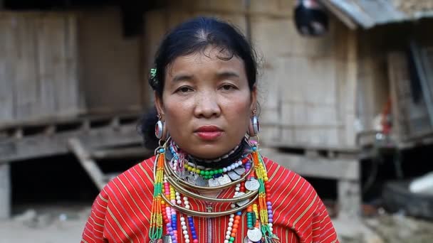 Chiang Mai, Tayland-Şubat 13, tepe kabile Kayaw yaşayan kulaklarından tünellerde ile yetişkin bir kadın portresi 2017:Video Eko Tarım tepe kabileleri köyü - Baan Tong Luang. — Stok video