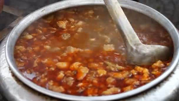 Ázsiai utcai kaja. Egy nagy vödör leves közelről. — Stock videók