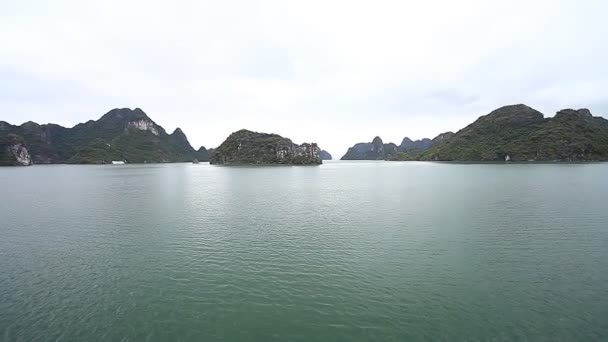 Vietnam 'daki Halong Körfezi. Güzel manzara denizcisi. — Stok video