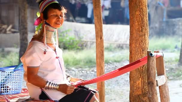 Τσιάνγκ Μάι, Ταϊλάνδη-Φεβρουαρίου 13, 2017:Adult γυναίκα από τη φυλή του λόφου μακρύλαιμο karen αποκαλούσαν τους εαυτούς τους ως Kayan ζουν σε οικολογικές, αγροτικές λόφο φυλές χωριό - Baan Tong Λουάνγκ — Αρχείο Βίντεο
