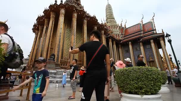 Bangkok, thailand-februar 3, 2017: der große königliche palast in bangkok ist die beliebteste und meistbesuchte attraktion.viele touristen aus der ganzen welt besuchen diesen komplex jeden tag — Stockvideo