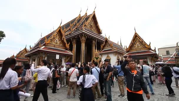 Bangkok, Thailand-februari 3, 2017: The Grand Royal Palace i Bangkok är den mest populära och besökta attraktion. Många turister från hela världen besöker anläggningen varje dag — Stockvideo