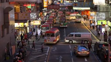 Hong Kong, Hong Kong - Nisan 10,2017: gece trafik Hong Kong ve neon reklam işaretleri sokaklarda. Kentin kentsel sahne dünyanın en popüler ve canlı megacities biridir.