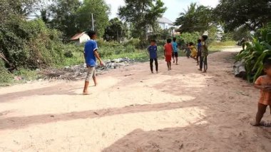 Siam Reap, Kamboçya - 13 Ocak 2017: Kamboçyalı çocuk zavallı köylerine de yol futbol oynuyorum. Zavallı yerleşim yerleri ve gecekondu Kamboçya'da yaşayan