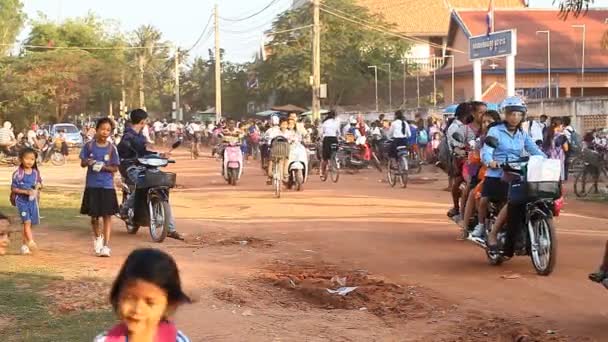 Siam Reapu, Kambodža - 12 ledna 2017: Kambodžskou vesnici a mnoha školních dětí a jejich rodiče berou své děti mimo školu . — Stock video