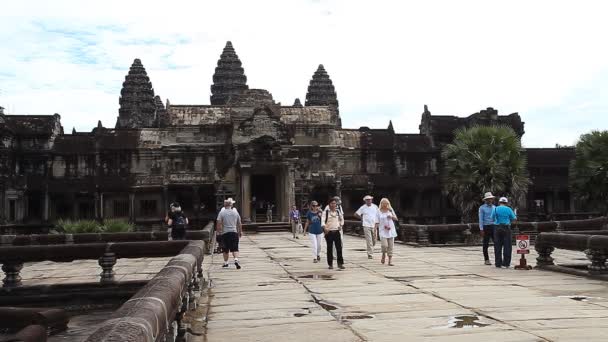 Siam Reap, Cambodge - 12 janvier 2017 : L'entrée principale d'Angkor Wat et de nombreux touristes et pèlerins du monde entier . — Video