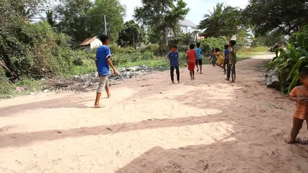 Siam Reap, Kamboçya - 13 Ocak 2017: Kamboçyalı çocuk zavallı köylerine de yol futbol oynuyorum. Zavallı yerleşim yerleri ve gecekondu Kamboçya'da yaşayan — Stok video