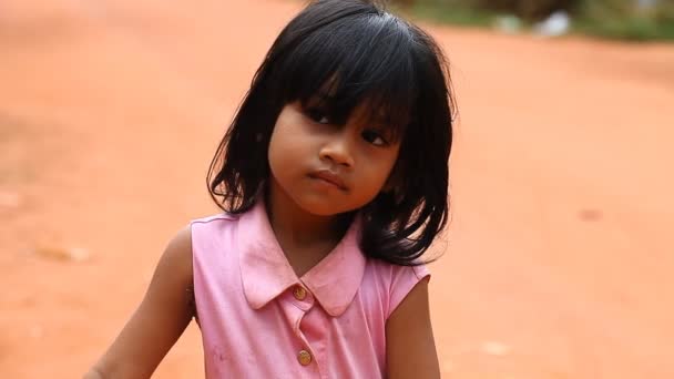 Siam Reap, Cambodia - January 13, 2017: Video portrait of a little Cambodian girl. Дети из бедных деревень и трущоб Камбоджи  . — стоковое видео