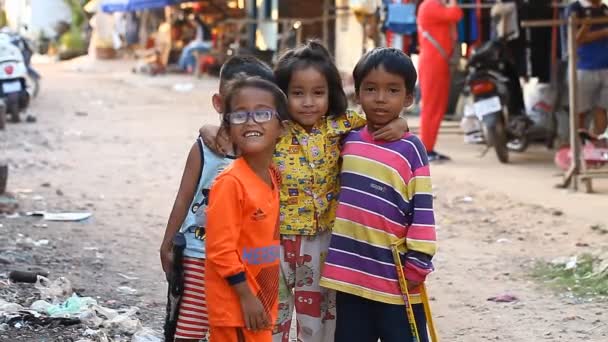 Siam Ριπ, Καμπότζη - 14 Ιανουαρίου 2017: Τρεις χαρούμενα καμποτζιανών παιδιών ζουν σε μια φτωχή καμποτζιανό χωριό. — Αρχείο Βίντεο