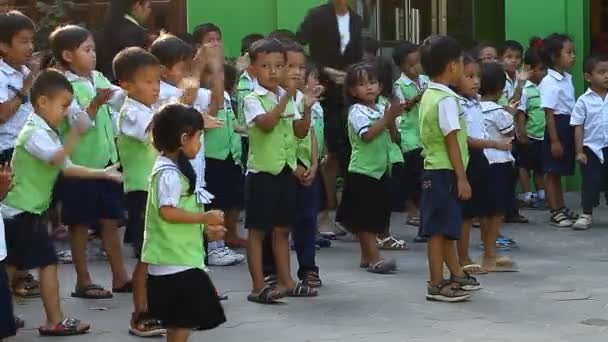 Siam Reap, Cambodge - 12 janvier 2017 : De nombreux écoliers cambodgiens des classes juniors en uniforme scolaire — Video