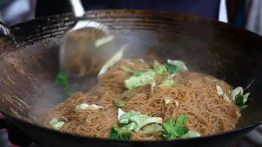 Asya sokak gıda. Fried rice Asya geleneksel ve popüler bir tabak erişte