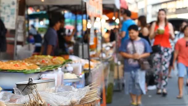 Mercado de comida de rua na Ásia. Comida asiática. Abstrato borrão turista compra comida de rua asiática — Vídeo de Stock