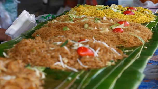 Mâncare asiatică Street. Tăiței de orez prăjiți preparate tradiționale și populare în Asia — Videoclip de stoc
