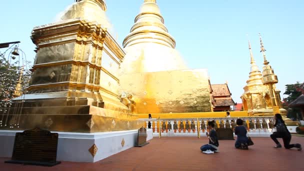 Buddhism.Buddhist храм в Тайланд. Вера, поклонение, молитвенные кадры — стоковое видео