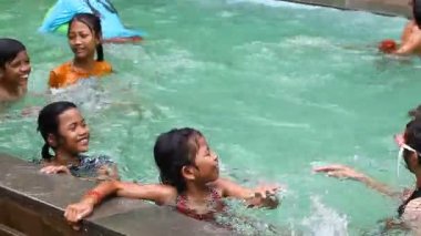 Siam Reap, Kamboçya - 13 Ocak 2017: Kamboçyalı çocukların bir grup iyi eğlenceler havuzda .