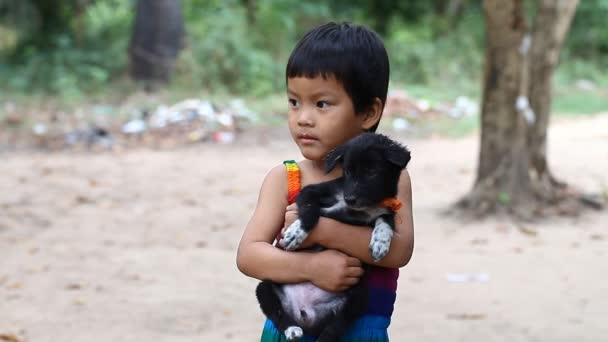 Siam Reap, Kambodja - 13 januari, 2017: Video porträtt av en liten kambodjanska flicka från en fattig by i närheten av Angkor Wat. — Stockvideo