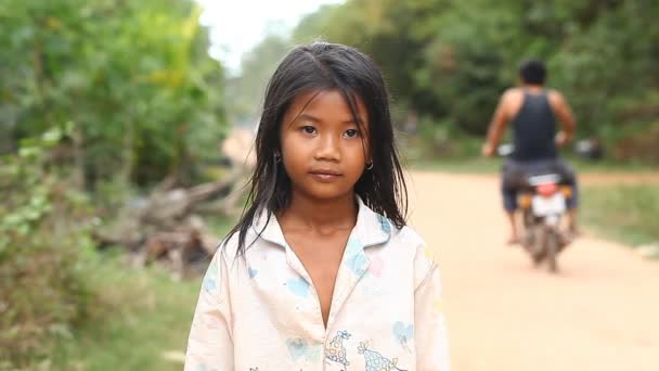 Siam Reap, Cambodia - January 13, 2017: Video portrait of a little Cambodian girl . Children from poor villages and slums in Cambodia . — Stock Video