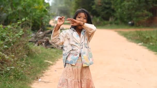 Siam Reap, Cambodia - January 13, 2017: Video portrait of a little Cambodian girl. Дети из бедных деревень и трущоб Камбоджи  . — стоковое видео