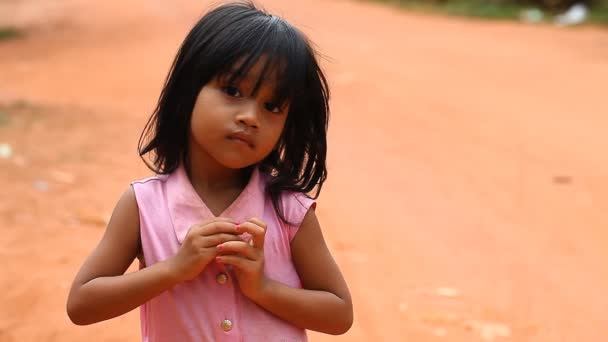 Siam Reap, Cambodia - January 13, 2017: Video portrait of a little Cambodian girl. Дети из бедных деревень и трущоб Камбоджи  . — стоковое видео