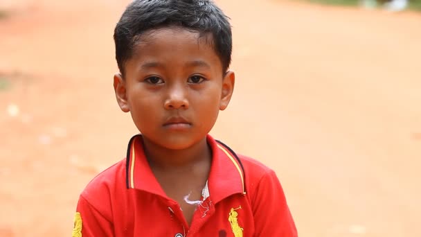 Siam Reap, Camboja - 13 de janeiro de 2017: Vídeo retrato de um menino cambojano. Crianças de aldeias pobres e favelas no Camboja  . — Vídeo de Stock