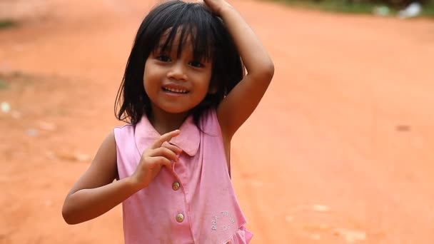 Siam Reap, Cambodia - January 13, 2017: Video portrait of a little Cambodian girl. Дети из бедных деревень и трущоб Камбоджи  . — стоковое видео