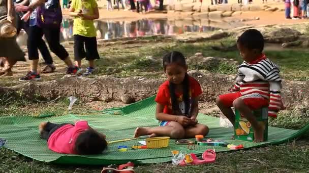 Siam Reap, Kambodja - 14 januari 2017: Kambodjanska barn från en fattig by i närheten av Angkor Wat — Stockvideo