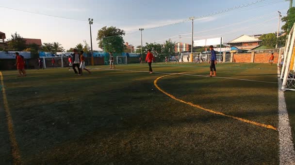 Siam Reap, Cambodja - 14 januari 2017: Cambodjaanse tieners spelen blote voeten in het voetbal op het veld van de school. — Stockvideo