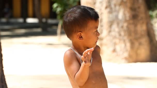 Siam Rip, Καμπότζη - 15 Ιανουαρίου 2017: Πορτρέτο του ένα πεινασμένο και βρώμικο άστεγο αγόρι — Αρχείο Βίντεο