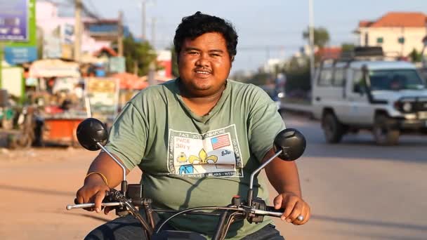 Сиам Рип, Камбоджа - 12 января 2017 года: Сиам Рип, Камбоджа - 13 января 2017 года: Видеопортрет взрослого камбоджийского мужчины, живущего в деревне недалеко от Ангкор-Вата  . — стоковое видео
