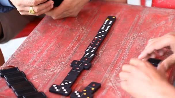 Vietnamese play dominoes — Stock Video
