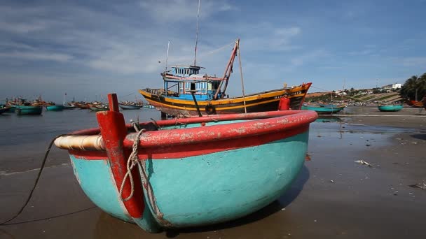 Turista Vietnamból. Hagyományos halászhajók — Stock videók