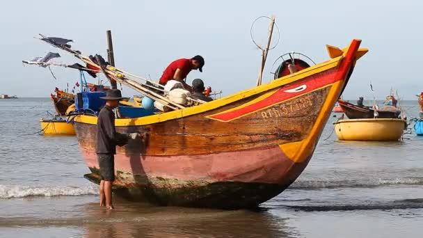 Turistická Vietnam. Rybářská vesnice v Mui Ne — Stock video