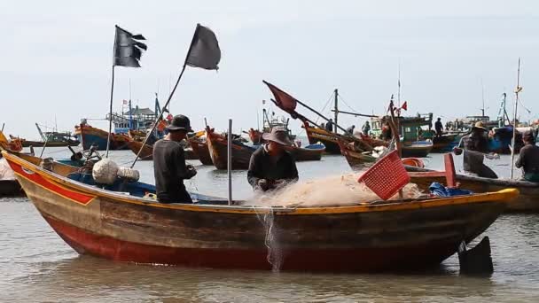 Turista Vietnam. Villaggio di pescatori a Mui Ne — Video Stock