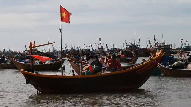 Turistická Vietnam. Rybářské lodě — Stock video