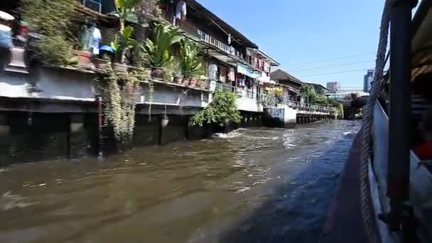 Bangkok, thailand-februar 1, 2017: express-bootfahrt auf dem kanal in bangkok. wegen der vielen kanäle innerhalb der stadt bangkok namens ost-venedig. — Stockvideo