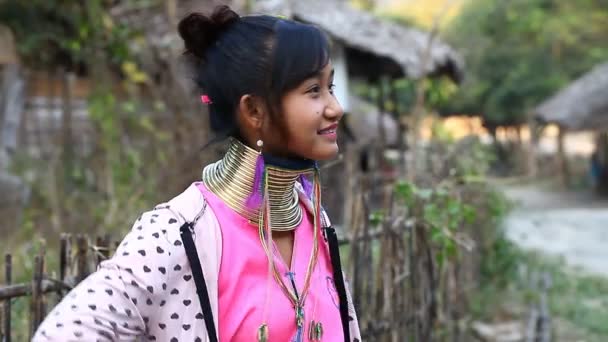 Chiang Mai, Thailand-februari 13, 2017:Video porträtt av en ung tjej från hill tribe lång hals karen kallade sig som Kayan bor i Eco-jordbruks Hill Tribes by - Baan Tong Luang — Stockvideo