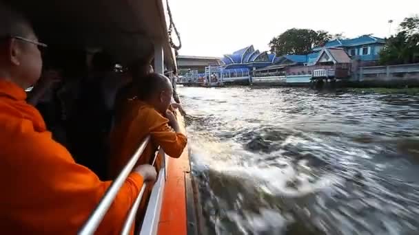 Bangkok, Thaiföld-január 30, 2017:Boat utazás a Chao Phraya folyó, a közlekedés Bangkok.Water is nagyon népszerű a helyiek körében, mert a túlterhelt forgalom a városi utak — Stock videók