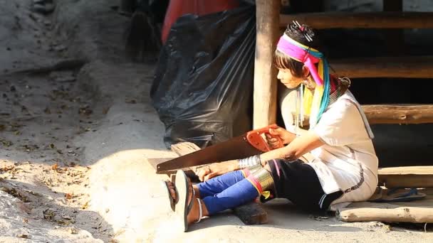 Chiang Mai, Thaïlande-13 février 2017 : Femme adulte de la tribu des collines Les Karen à long cou se sont appelés Kayan vivant dans le village des tribus Eco-Agricultural Hill - Baan Tong Luang — Video