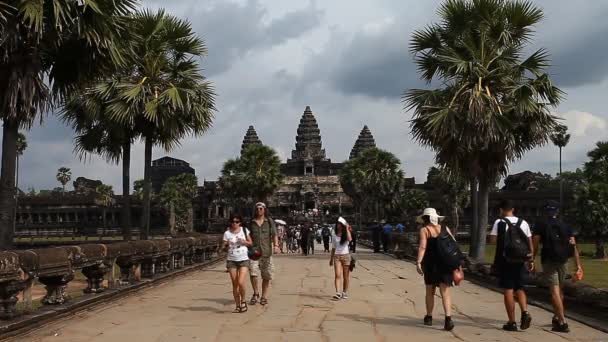 Siam Reap, Kambodža - 12 ledna 2017: Hlavní vchod do Angkor Wat a mnoho turistů a poutníků z celého světa. — Stock video