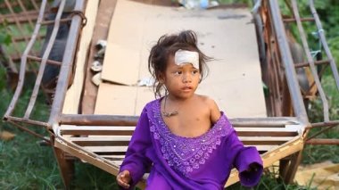 Siam Reap, Kamboçya - 14 Ocak 2017: Paçavra küçük bir evsiz kız portresi. Kamboçya'da yoksulluk