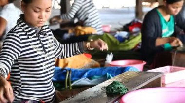 Siam Rip, Kamboçya - 15 Ocak 2017: Kamboçya bir kız lotus fiber kaynaklanıyor ayıklar ve bunları bir lotus iş parçacığı lotus bez daha fazla üretim için içine katlanmış. Otantik