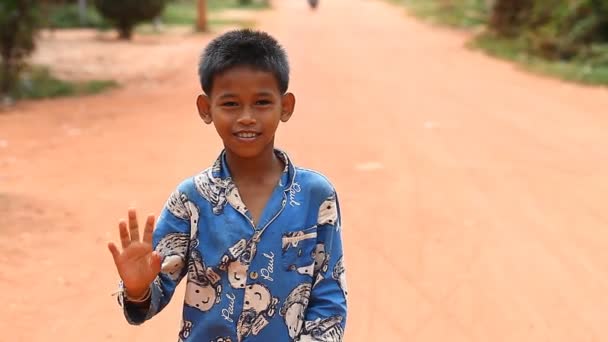 Siam Reap, Cambodia - January 13, 2017: Video portrait of a little Cambodian boy. Дети из бедных деревень и трущоб Камбоджи  . — стоковое видео