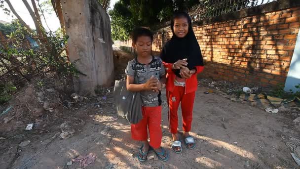 Siam Reap, Cambodgia - 14 ianuarie 2017: Copii cambodgieni dintr-un sat sărac din vecinătatea Angkor Wat — Videoclip de stoc