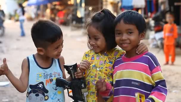 Siam Ριπ, Καμπότζη - 14 Ιανουαρίου 2017: Τρεις χαρούμενα καμποτζιανών παιδιών ζουν σε μια φτωχή καμποτζιανό χωριό. — Αρχείο Βίντεο