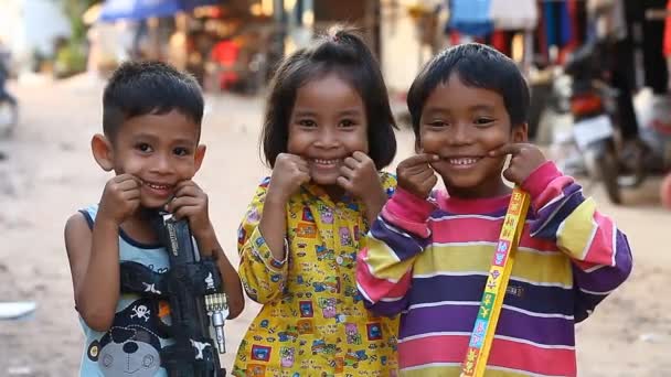 Siam Reap, Kambodja - 14 januari 2017: Tre glada kambodjanska barn bor i en fattig kambodjanska by. — Stockvideo