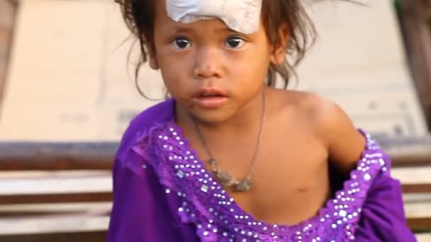 Siam reap, Kambodscha - 14. Januar 2017: Porträt eines kleinen obdachlosen Mädchens in Lumpen. Armut in Kambodscha — Stockvideo