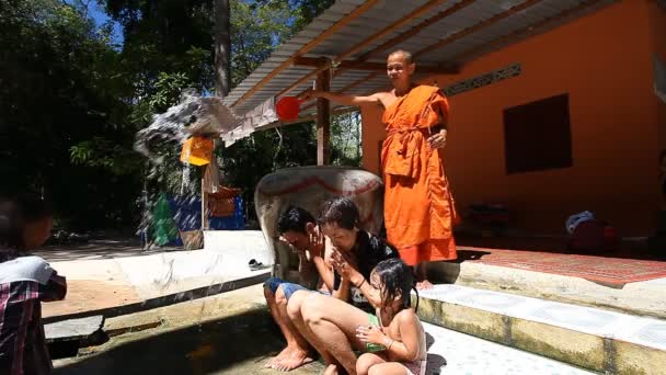 Siam Rip, Cambodja - 15 januari 2017: Boeddhistische monnik draad ritueel reinigen van koud water voor een jong gezin — Stockvideo