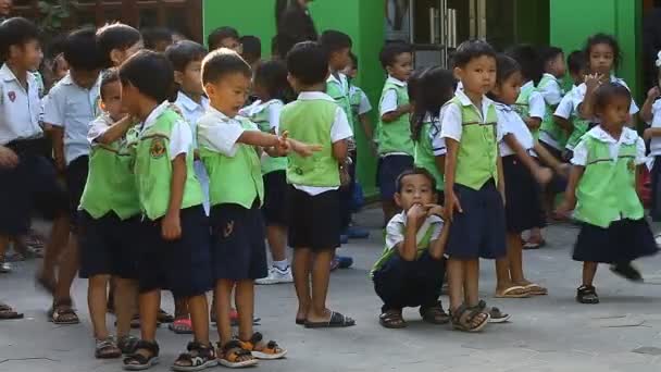 Siam Reap, Kambodża - 12 stycznia 2017 roku: Wiele Kambodży uczniów z klasy junior w mundurki szkolne — Wideo stockowe